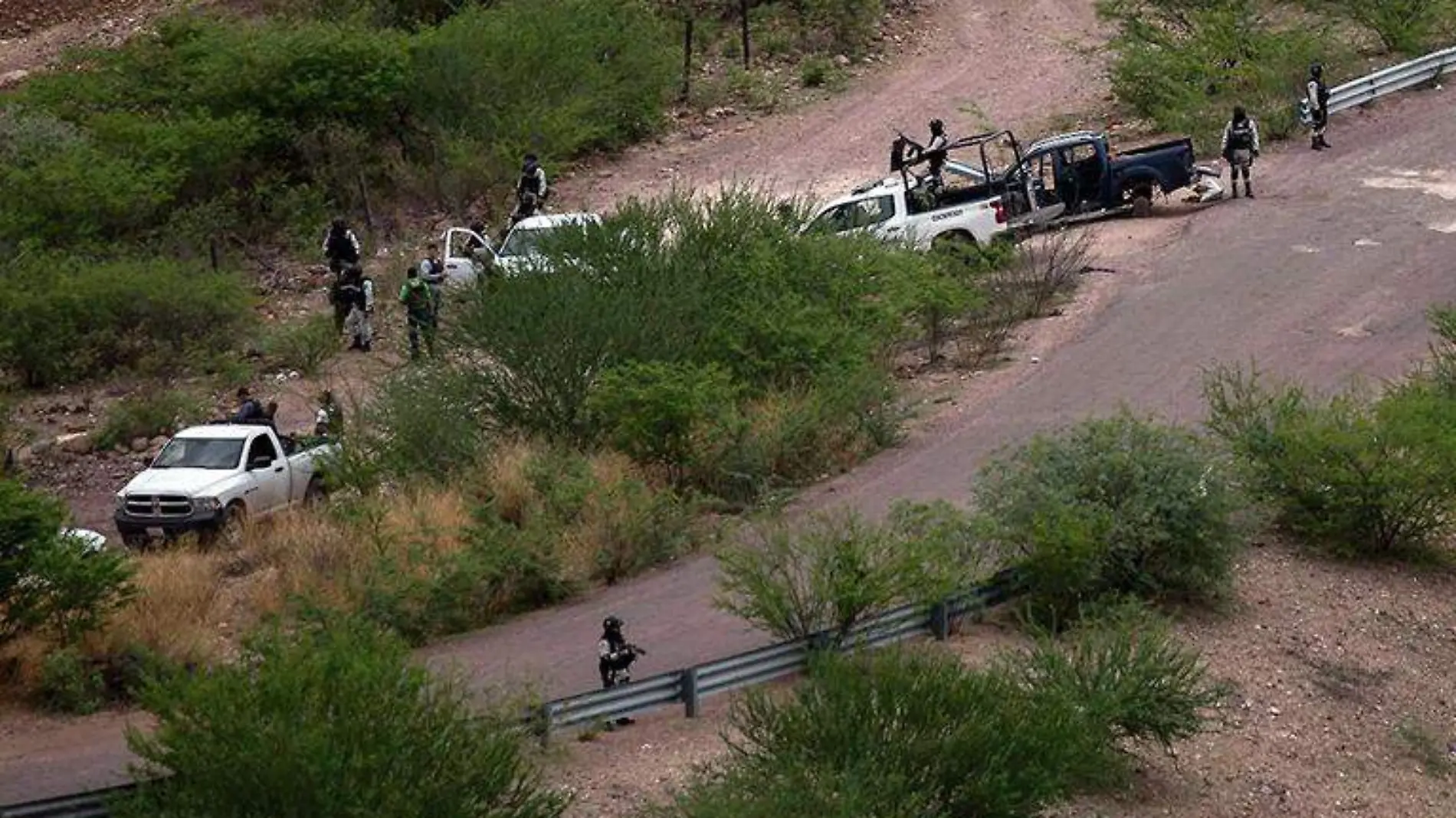 Elementos de la Guardia Nacional y militares en zona de enfrentamiento entre grupos delinuenciales